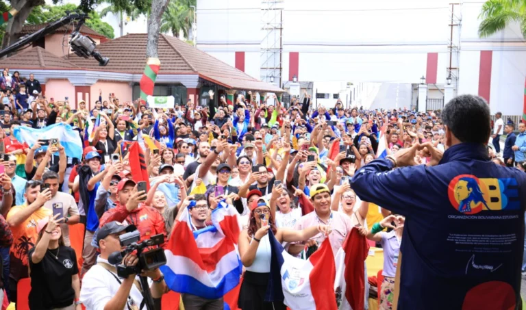 maduro con estudiantes