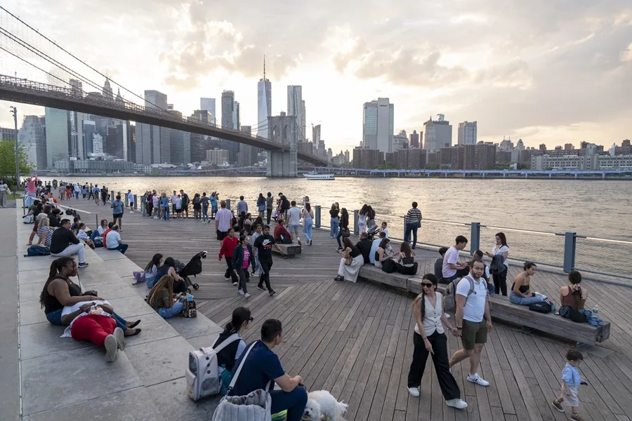 Mal momento para ser latino en Estados Unidos 2 personas parque dumbo nueva york
