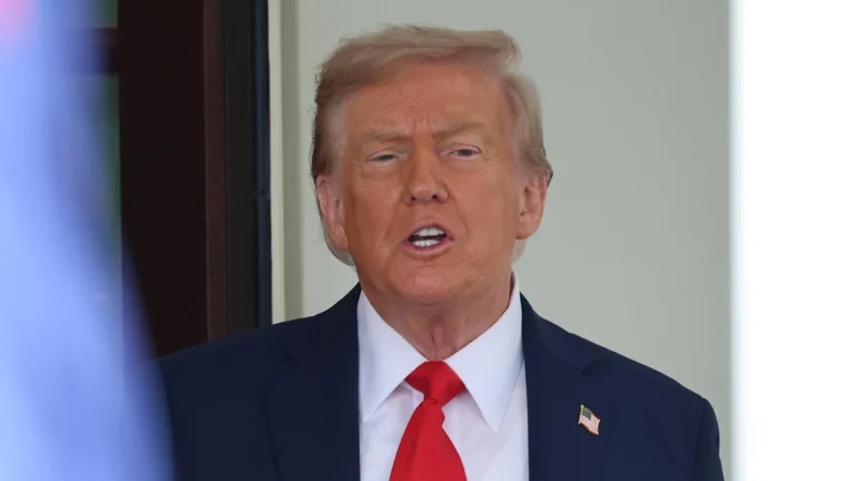 trump indice aprobacion baja nov2025