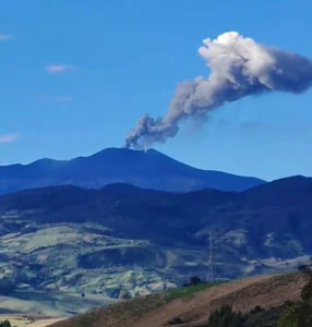 Colombia eleva a alerta naranja por incremento en la actividad del volcán Puracé 18 volcan