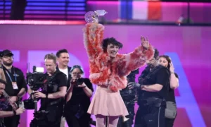 Artista suizo Nemo devuelve trofeo de Eurovisión en protesta por participación de Israel