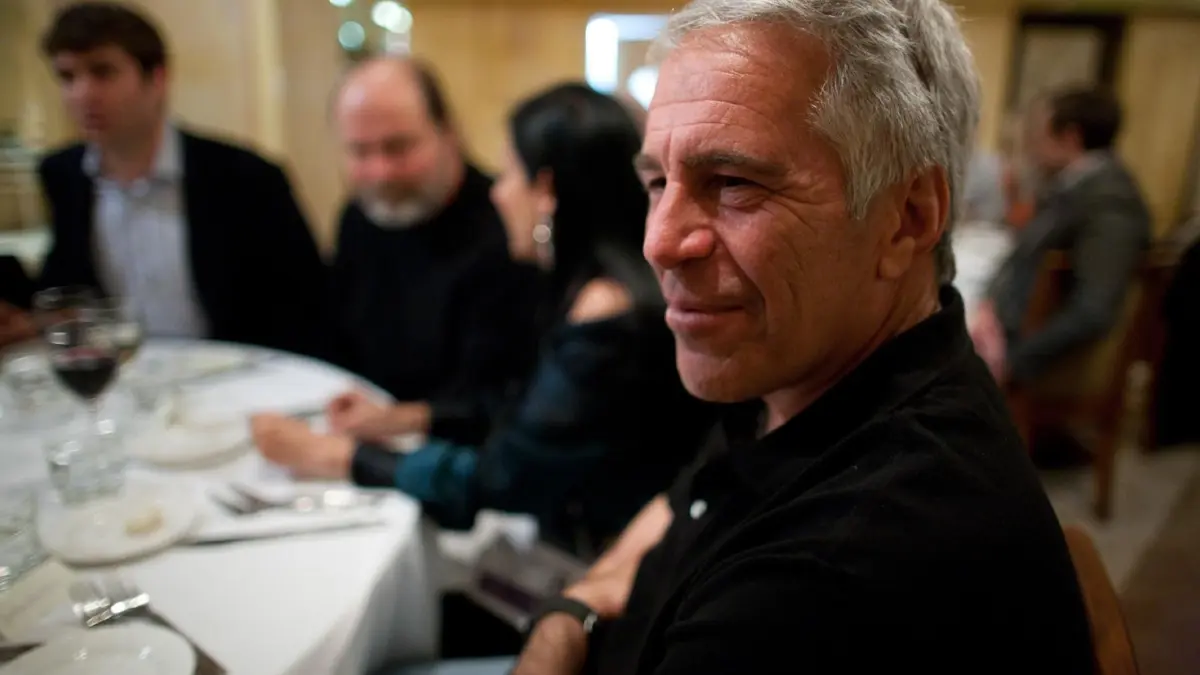 Epstein en restaurante.