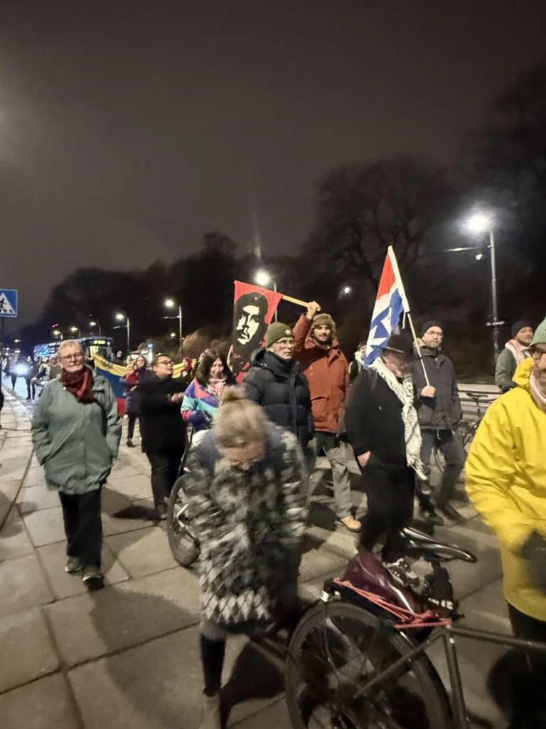 Noruega: masivas manifestaciones contra entrega del Nobel de la Paz a María Corina Machado 6 fotos marcha 2