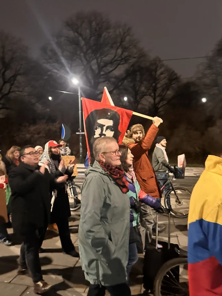 Noruega: masivas manifestaciones contra entrega del Nobel de la Paz a María Corina Machado 4 fotos marcha 4