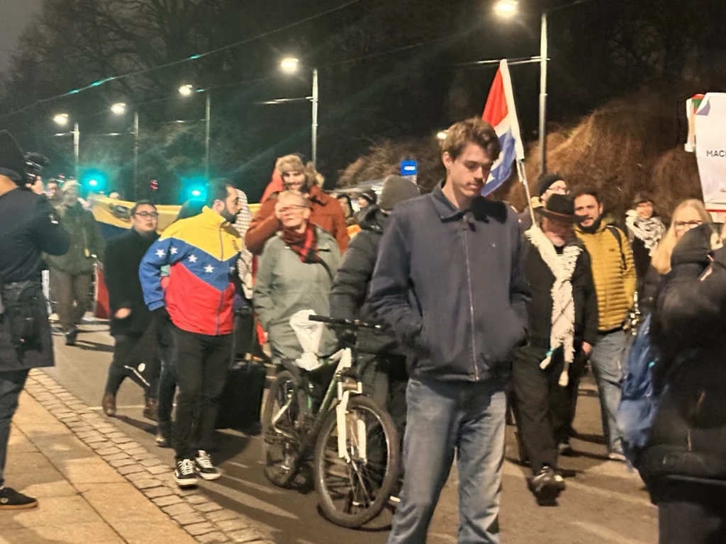 Noruega: masivas manifestaciones contra entrega del Nobel de la Paz a María Corina Machado 12 fotos marcha 9
