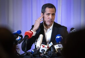Filtración: Guaidó planeó secuestrar petroleros con respaldo de la CIA en 2019 15 "El secuestro de petroleros venezolanos fue propuesto por primera vez por el grupo de Juan Guaidó y respaldada por la CIA, en 2019", sostiene el periodista Max Blumenthal en base a documentos obtenidos por The Gray Zone. Foto: EFE