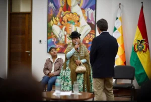 Abren espacio de diálogo entre el Gobierno de Bolivia y el sector obrero con protesta activa en La Paz