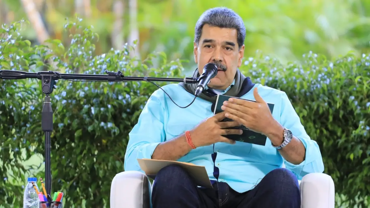“No somos copia ni calco de nadie, ni somos colonia ni esclavos de nadie. Nuestra constitución no ha sido derogada. El pueblo de Bolívar no renunciará a su tierra, una tierra de hombres y mujeres libres”, dijo Maduro en el Bicentenario del Decreto de Chuquisaca. Foto: Prensa Presidencial.