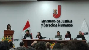Justicia peruana condena a 17 años de cárcel a policías que atacaron a persona trans