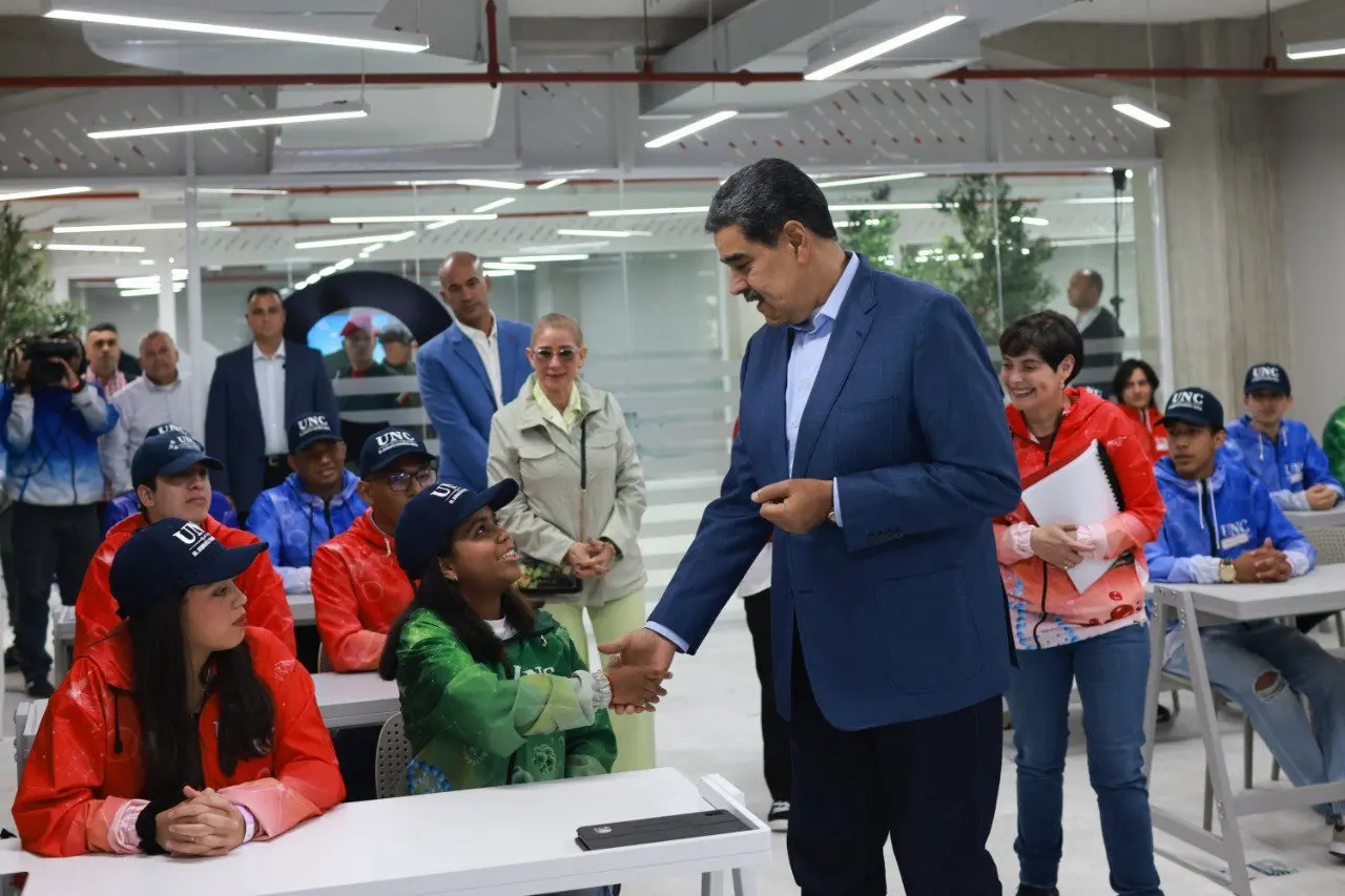Maduro insta a jóvenes a luchar por un Venezuela libre de colonialismo en aniversario universitario