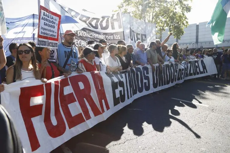 ate marchan desde plaza italia hacia la embajada de eeuu bajo la consigna fuera estados unidos de america latina 1 767x510 1.jpg