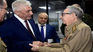 Dialoga líder cubano Raúl Castro con el ministro del Interior de Rusia