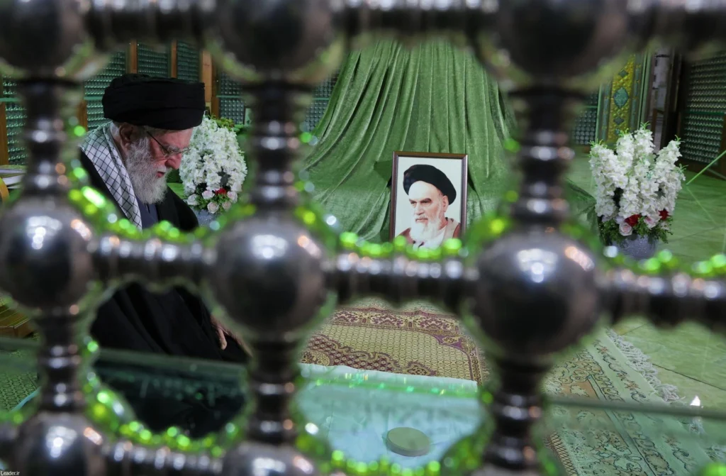 Líder iraní desafía amenazas de EE.UU. y rinde tributo a Jomeini