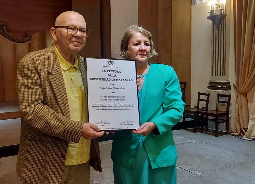 Escritor cubano Miguel Barnet recibe Honoris Causa en Ciencias de la Educación