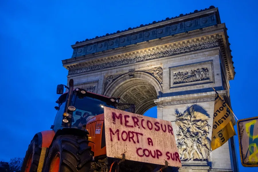 un centenar de tractores entran en paris para protestar por mercosur y la dermatosis