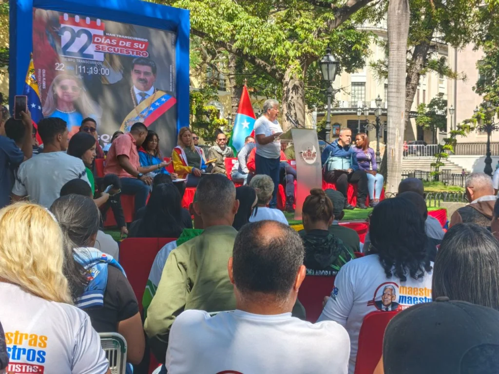 Este 24 de enero en la Plaza Bolívar de Caracas se encuentra el cabildo abierto para solicitar el regreso del Presidente Maduro y de la primera combatiente Cilia Flores. /Foto: teleSUR.