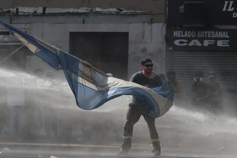 Policía de Argentina reprime manifestaciones contra la reforma laboral 1 ame4181 argentina trabajo