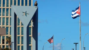 bandera cuba frente emba eeuu habana ene2026
