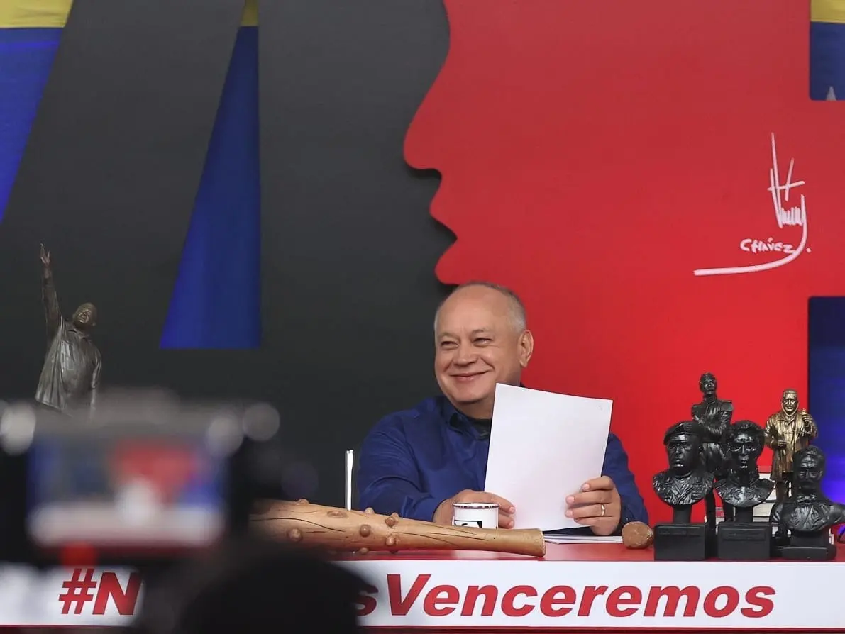 con el mazo dando.jpg