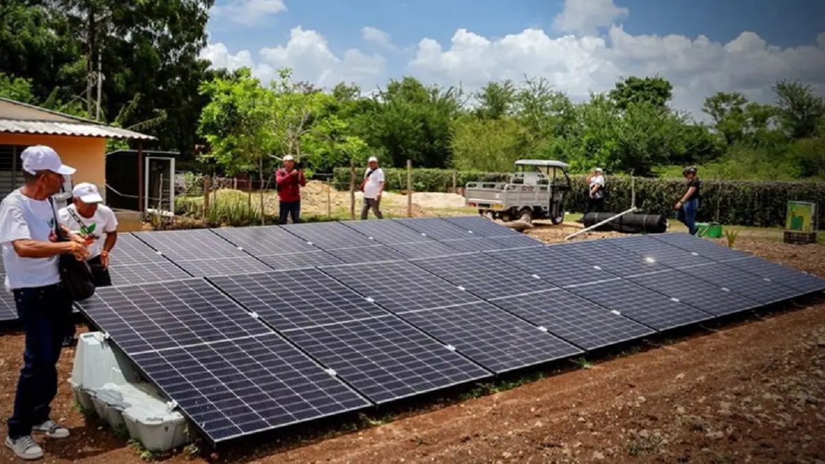 cuba montaje paneles solares foto acn.jpg