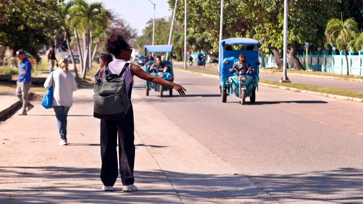 cuba mujer veh electrico feb2206.jpg