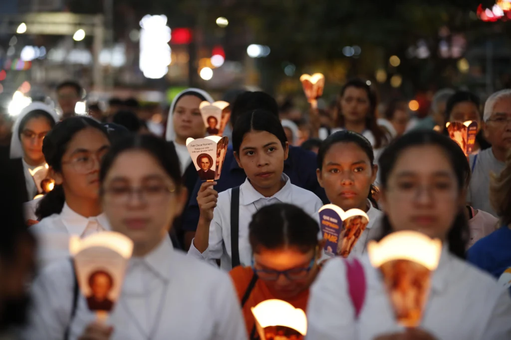 La "procesión de la luz" en San Salvador simboliza la esperanza de justicia del pueblo ante la impunidad que rodea el asesinato del arzobispo mártir. Foto: EFE.