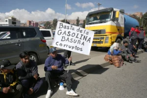 Bolivia: transportistas paralizan ciudades clave mientras gasolina basura daña 10.000 vehículos 14 bolivia protestas gasolina mala calidad foto efe