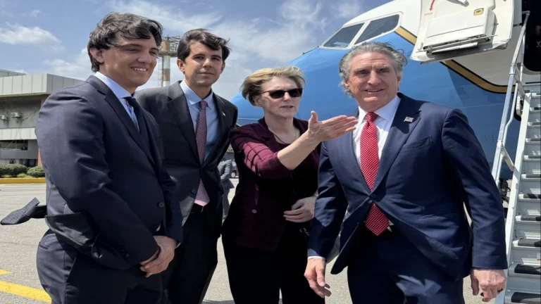 eeuu doug burgum arribo venezuela foto embajada eeuu