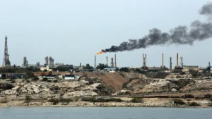 Irán advierte que no permitirá que se exporte petróleo de la región a EE.UU.
