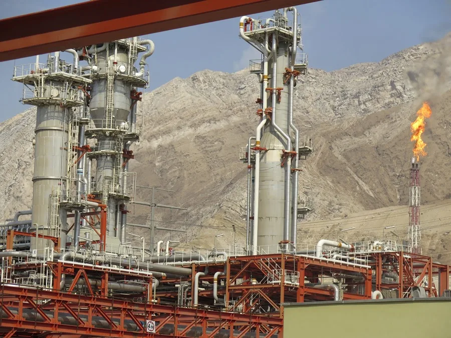 israel ataca refineria iran