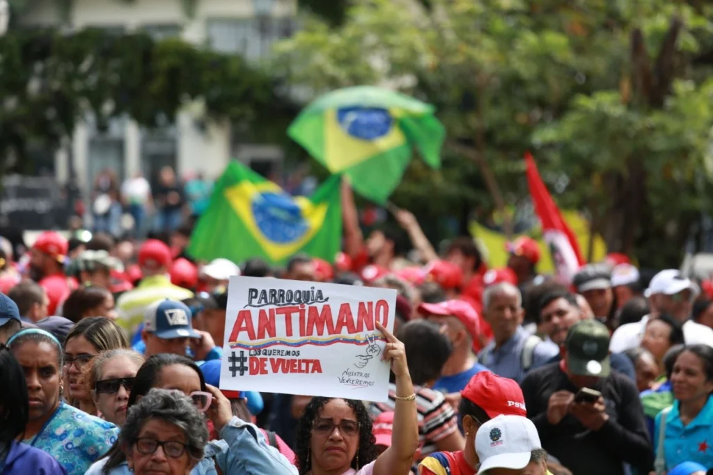 Part of the march in Plaza Bolívar, Caracas. Photo: Telesur.