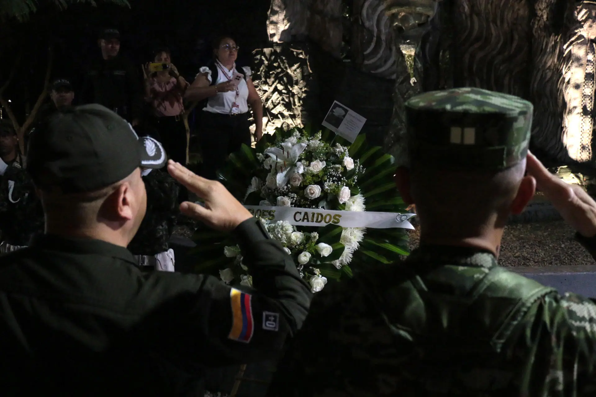 residentes y militares asisten este miercoles a un homenaje a las victimas del accidente del avion hercules c 130 en cucuta colombia.jpg