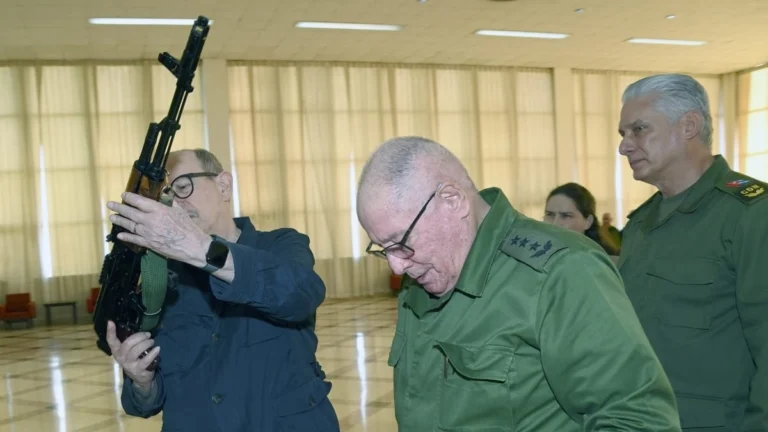 Silvio Rodríguez reçoit son AKM.