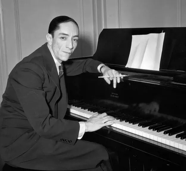 00 al piano.jpg