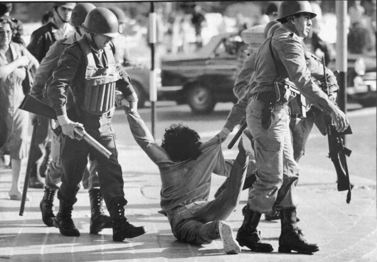 5 acao repressiva durante a confederacao geral do trabalho de 1982 1536x1067 2