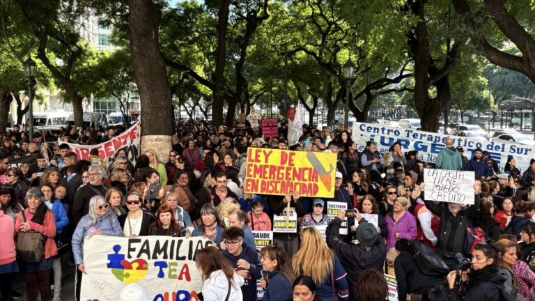 Menos pagos y medicamentos: argentinos con discapacidad rechazan ajuste de Milei