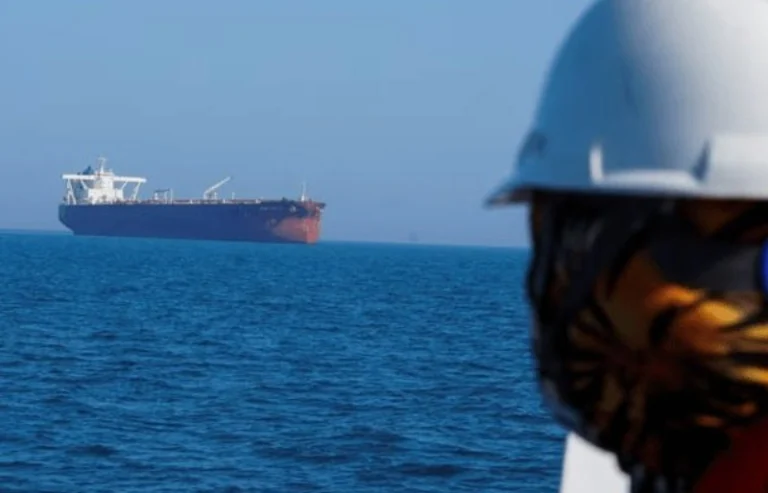 barco en ormuz abril2026