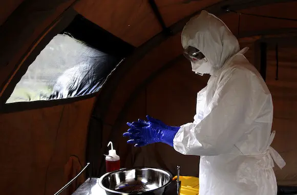 Médicos cubanos. Por encima de la mar, a sangre y cariño 8 cuba ebola 8.jpg