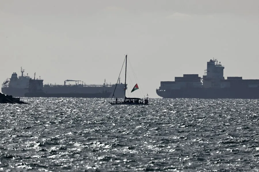 flotilla barco bandera