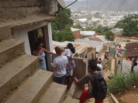 Médicos cubanos. Por encima de la mar, a sangre y cariño 5 medicos cubanos barrio adentro 01 580x435 1.jpg