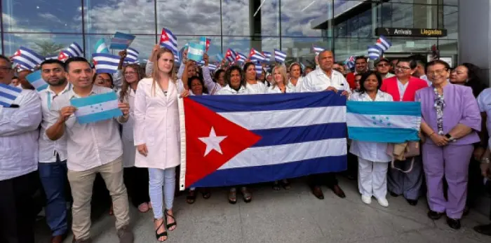 Médicos cubanos. Por encima de la mar, a sangre y cariño 11 medicos cubanos honduras 1.jpg