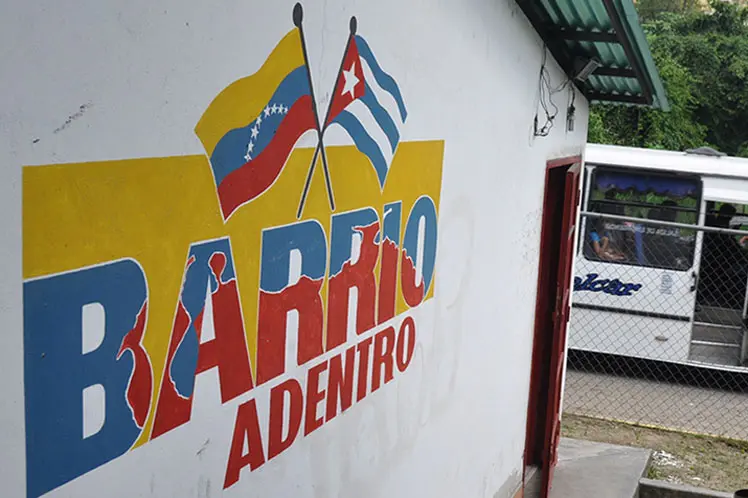 Médicos cubanos. Por encima de la mar, a sangre y cariño 6 mision barrio adentro.jpg
