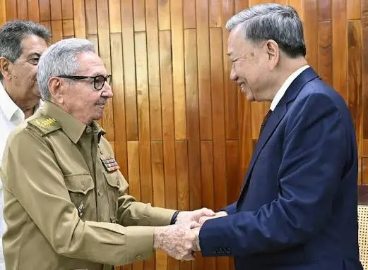 to lam y raul castro.jpg