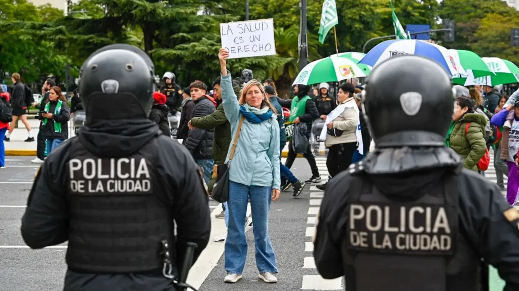 "La salud no puede esperar": argentinos repudian ajuste y deterioro del sistema sanitario 5 1779310793601