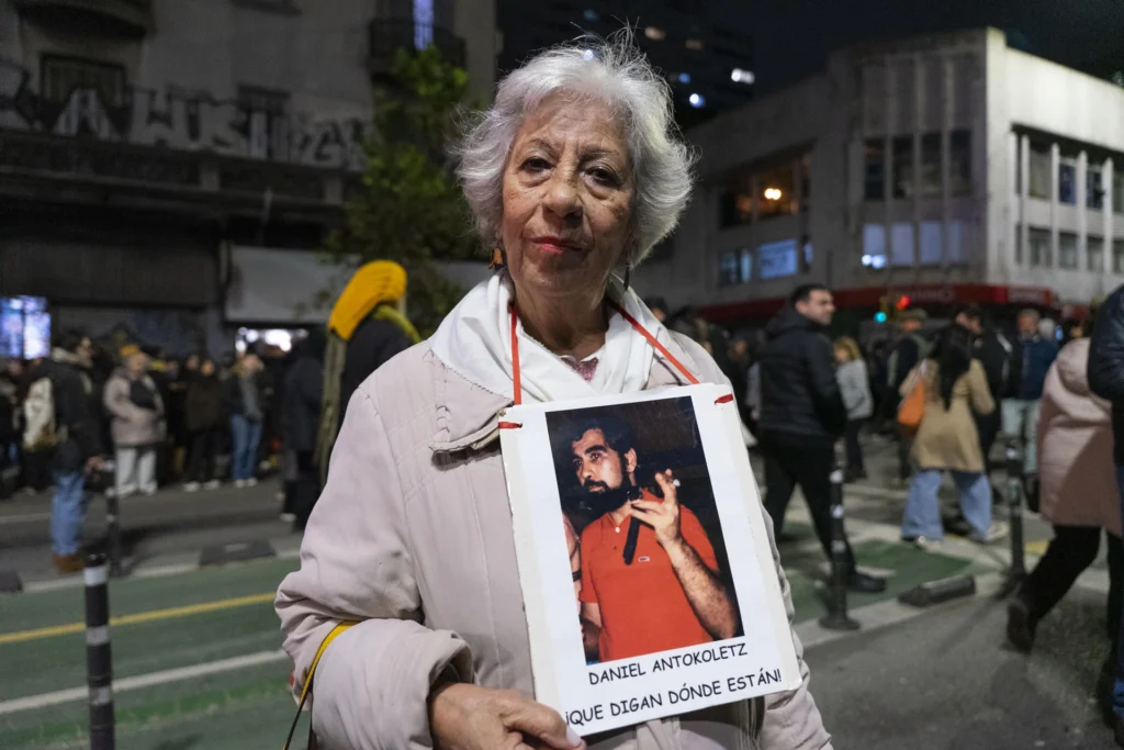 31ª Marcha del Silencio: uruguayos exigen justicia por desaparecidos de la dictadura 3 1b1368edd0b9dd362677ba490c82a6c13c5b1315w