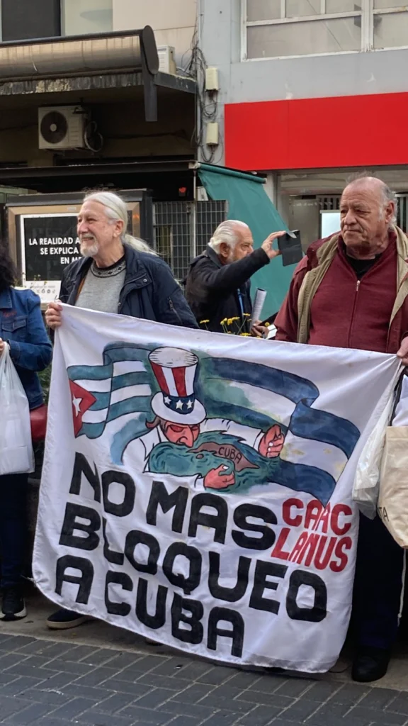 Argentinos marchan en respaldo a Cuba y exigen a EE.UU. poner fin al bloqueo 2 argentina cuba no bloqueo