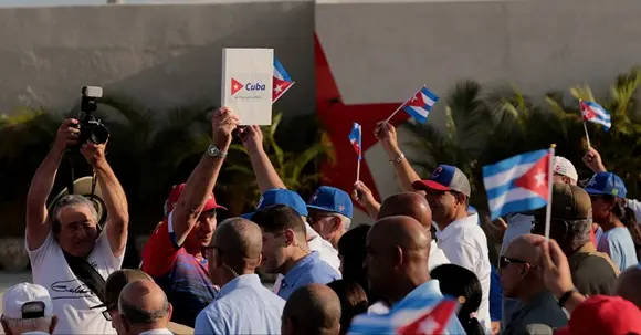 Cubanos ratifican compromiso patrio con más de seis millones de firmas 3 canelfir.jpg