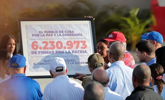 Cubanos ratifican compromiso patrio con más de seis millones de firmas 2 cubafir 2.jpg