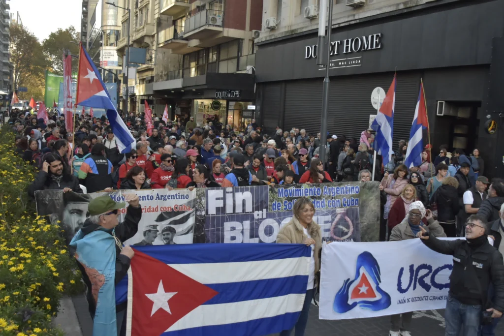 Argentinos marchan en respaldo a Cuba y exigen a EE.UU. poner fin al bloqueo 4 dsc1134