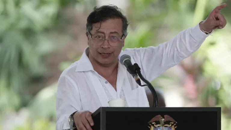 gustavo petro colombia defensa venezuela